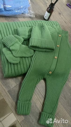 Вязаный комбинезон для новорожденного