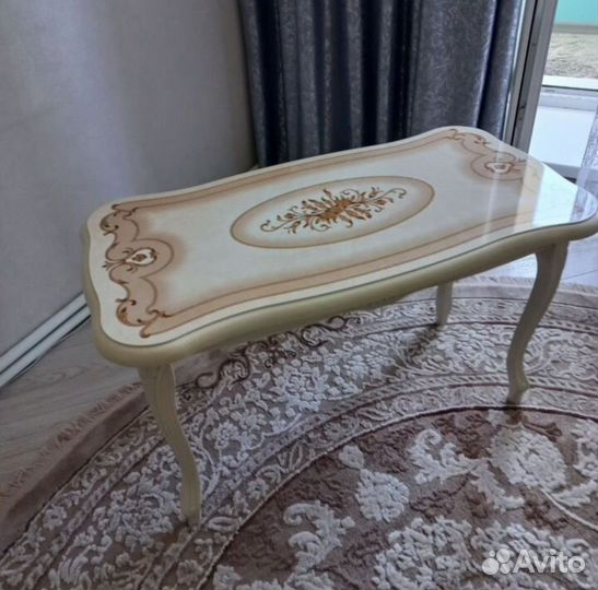 Стол и стулья комплект и журнальный столик