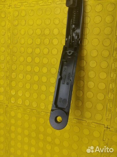 Поводок дворника передний правый Skoda Octavia