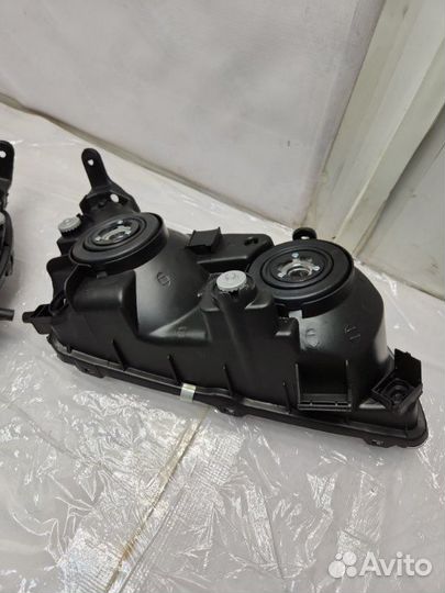 Фара галогеновая передняя Toyota Ipsum M10