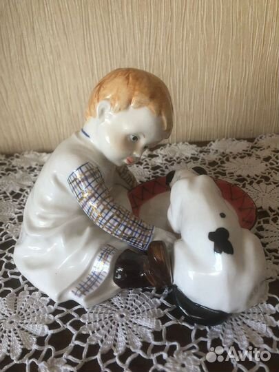 Редкая фарфоровая статуэтка Мальчик кормит щенка