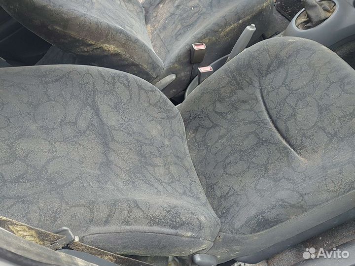 Сиденья передние откидные для Toyota Yaris 1