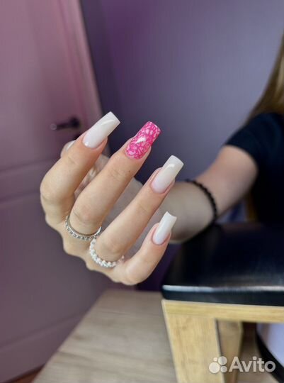 Модель на маникюр