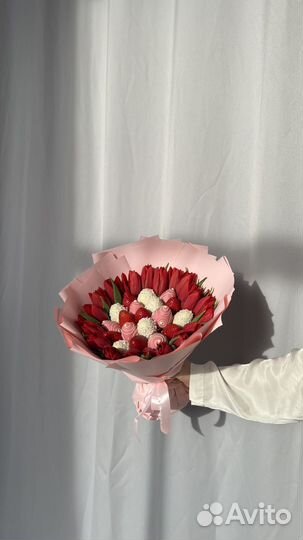 Букет из клубники в шоколаде и цветов