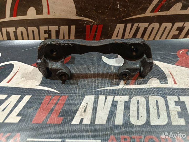 Скоба суппорта передняя правая Kia Shuma хэтчбек