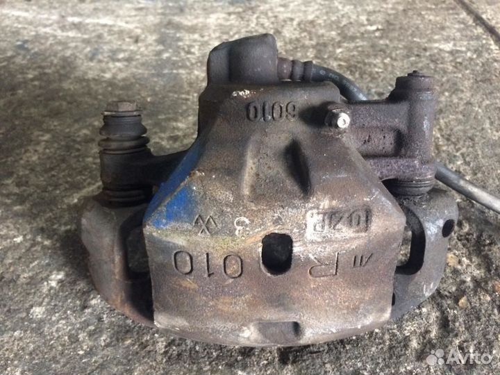 Суппорт передний правый Тойота Таун Айс Ноах SR40