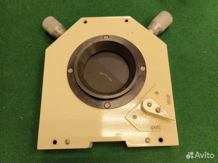 Механизм с микровинтами и шторкой