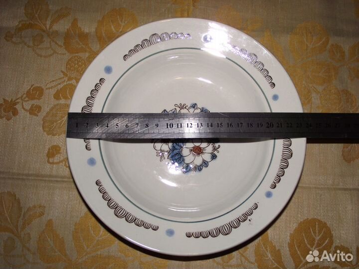 4 Фаянсовых больших, глубоких и 9 мелких тарелок