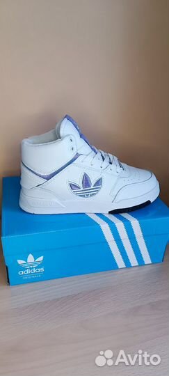 Кроссовки женские