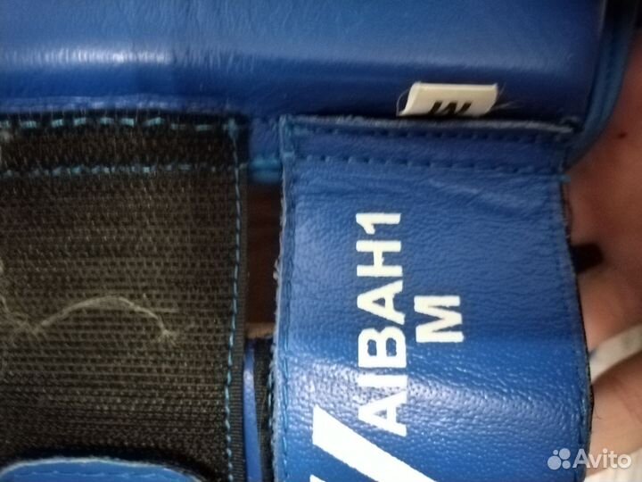 Боксерские перчатки и шлем