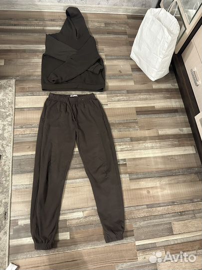 Пакет вещей для девушки: брюки, свитера