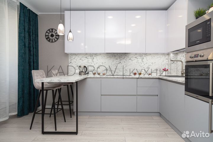 Кухня серая с барной стойкой