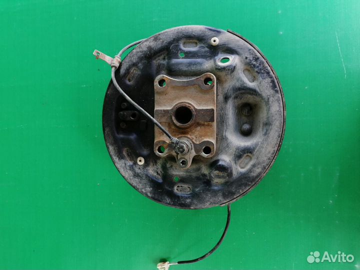 Цапфа задняя левая Mazda MPV II 1999-2006