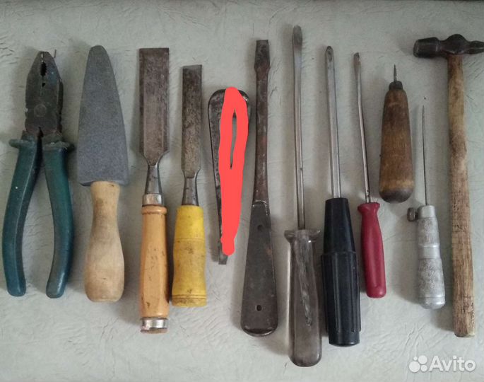 Стамески, отвёртки, шило, наждак советских времён