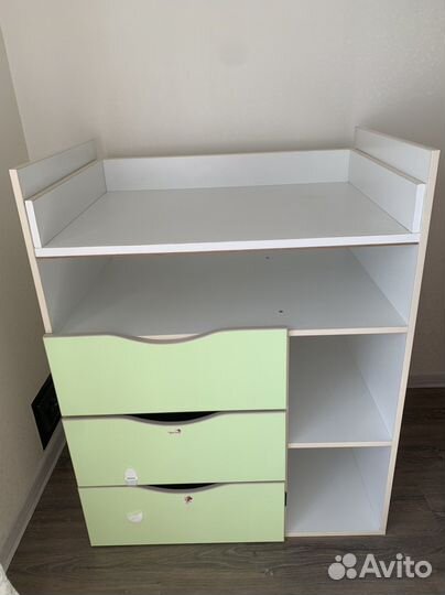 Пеленальный комод,кроватка,бутылочка для малыша