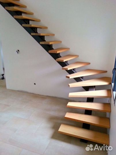 Лестница из ясеня на металлическом каркасе