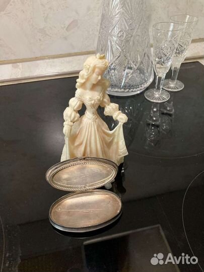 Пудреница старинная с зеркальцем