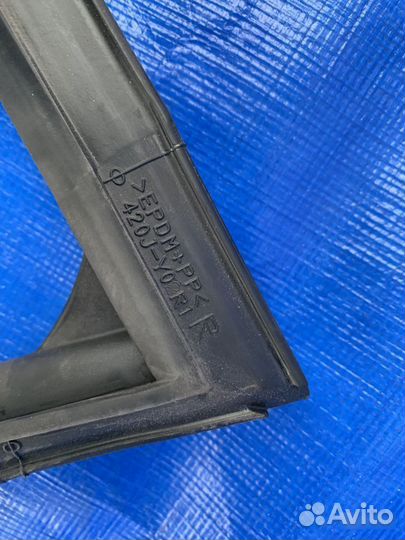 Уплотнитель стекла передней правой X-Trail T31