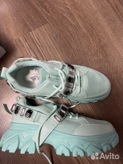 Продам новые женские кроссовки, размер 39