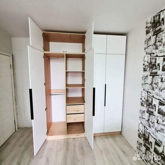 Книжный шкаф