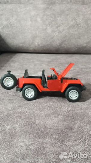 Внедорожник Jeep красного цвета