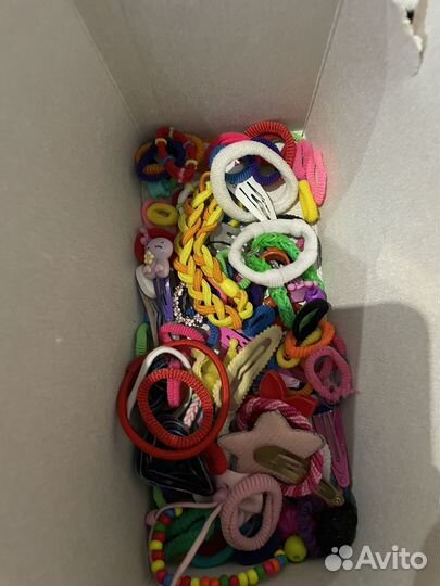 Резинки для волос и разные украшения