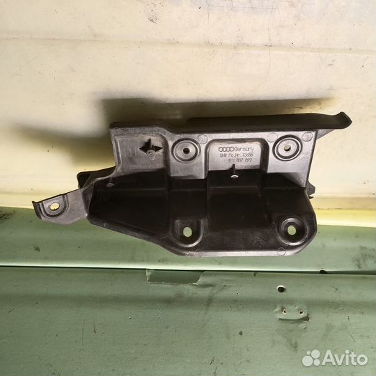 Audi A6 2007 заднее правое крепление бампера