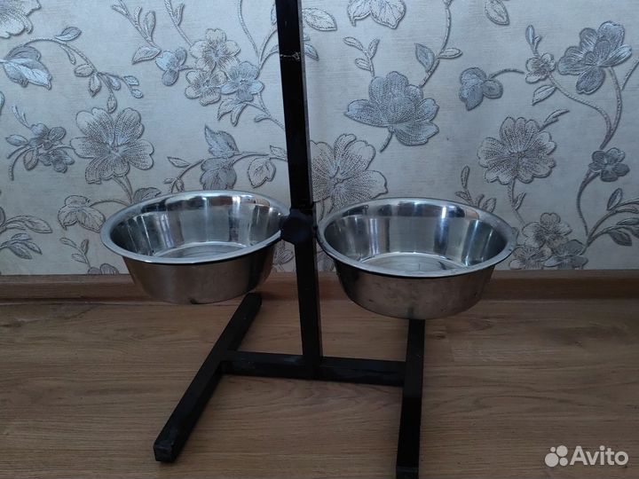 Стойка с мисками для собак