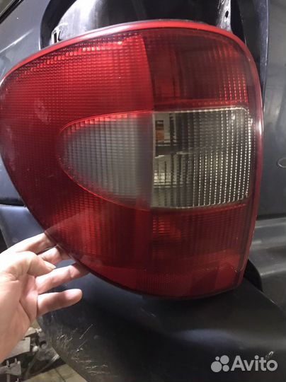 Задние фонари АКПП Dodge caravan