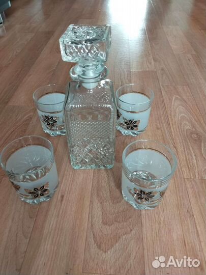 Стеклянный графин и бокалы