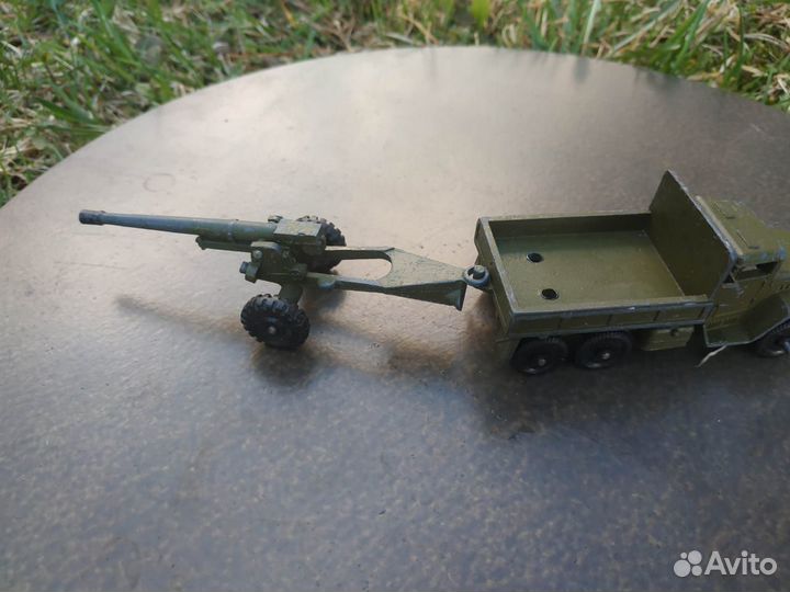 Металлическая машинка 