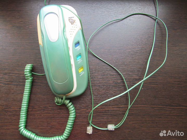 Проводной телефон и база радиотелефона