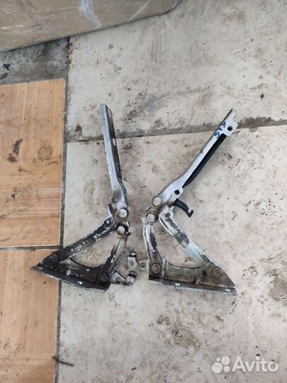 Петля капота Vw Jetta V