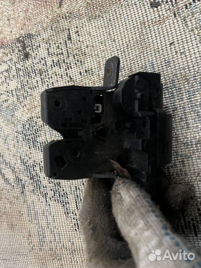 Замок крышки багажника Nissan Qashqai J10