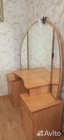 Туалетный столик с зеркалом