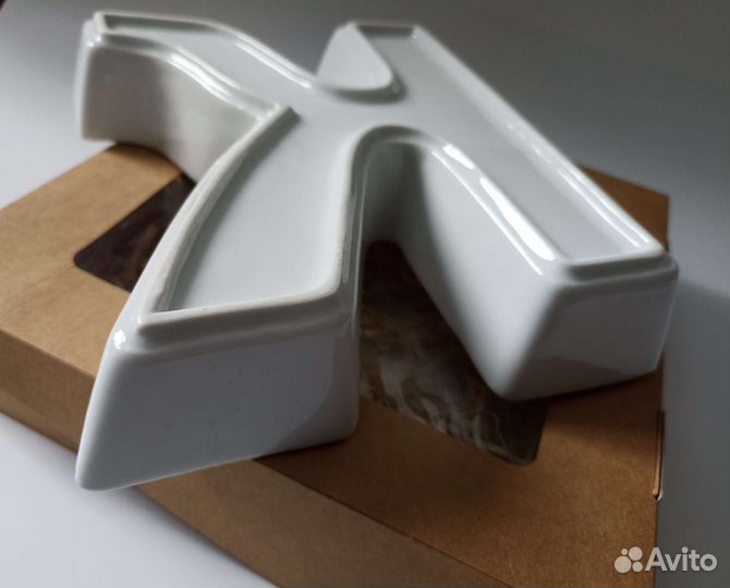 Керамическая тарелка в форме буквы К