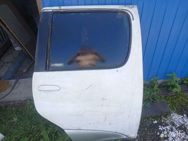 Toyota funcargo правая задняя дверь