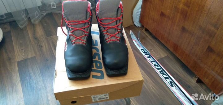 Беговые лыжи с креплениями и ботинками