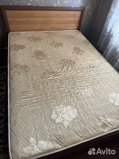 Кровать двухспальная с матрасом