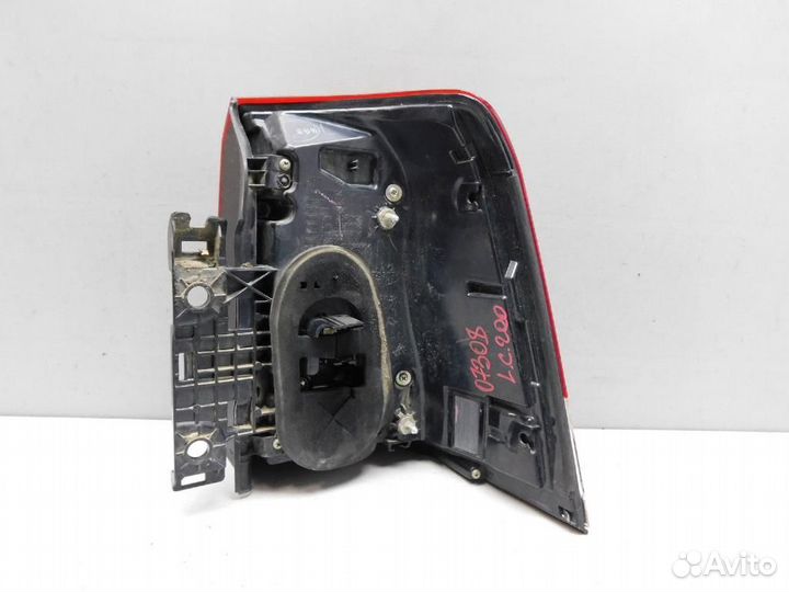 Фонарь задний наружный левый Toyota Land Cruiser