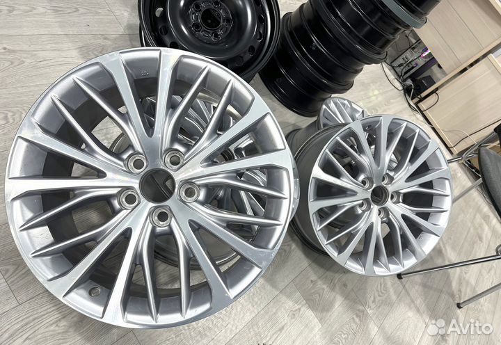 Диски оригинальные на Toyota Camry v70 - б/у