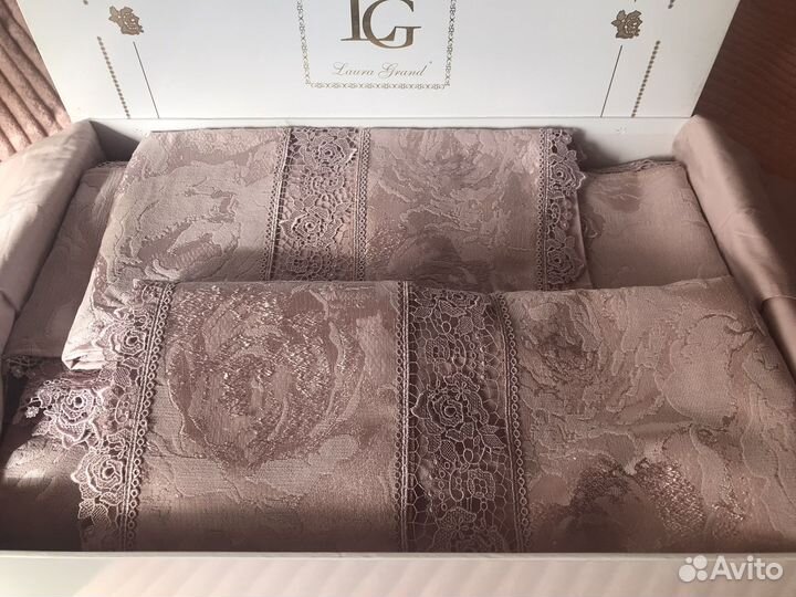 Покрывало с наволочками на кровать