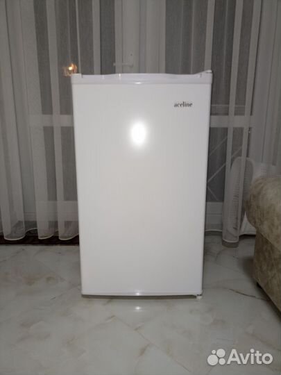 Холодильник маленький б/у 1 месяц