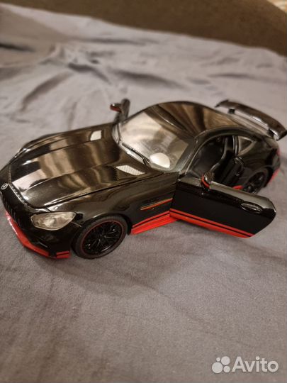 Игрушечная машинка