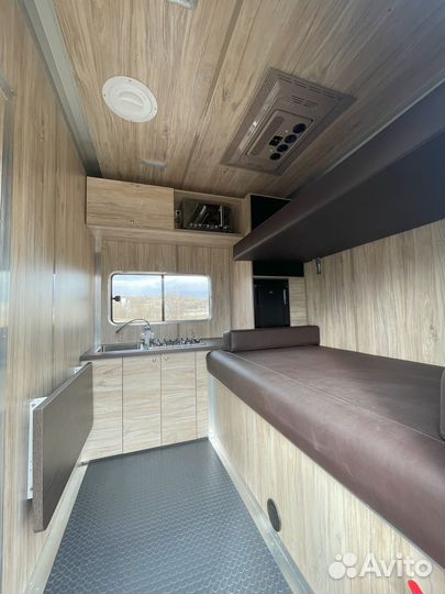 Прицеп для перевозки лошадей на 10 голов