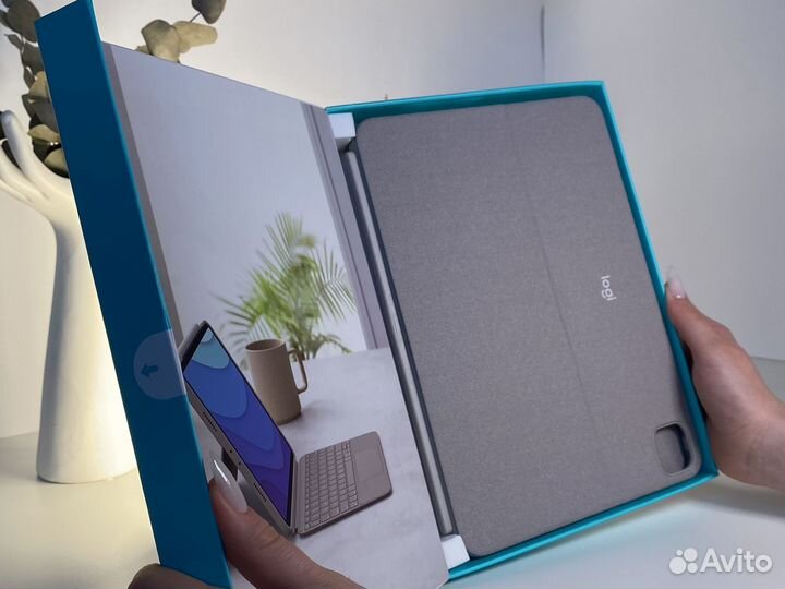 Logitech Combo Touch iPad 11 Pro Sand