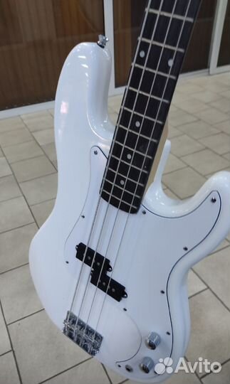 Бас гитара Denn