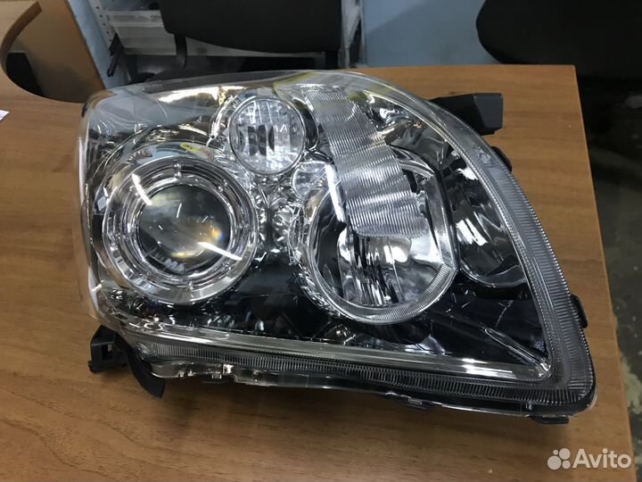 Фара правая ксенон Toyota Avensis T25 2006-2008