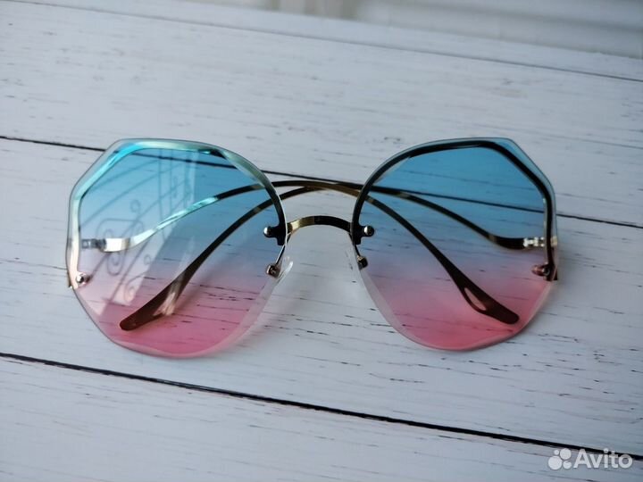 Солнцезащитные очки Новые