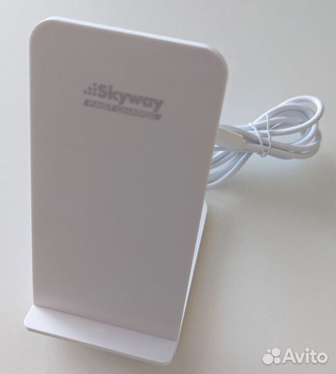 Быстрое беспроводное зарядное устройство Skyway En
